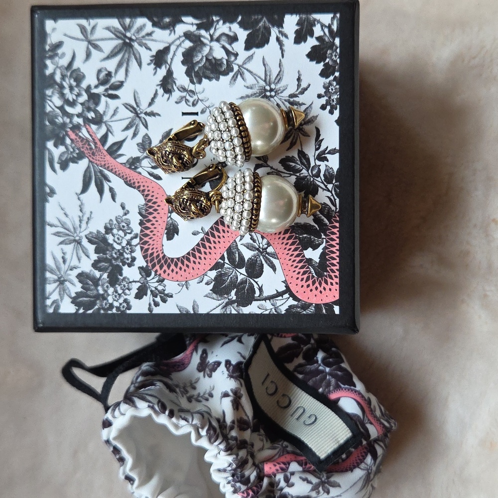 Gucci Pearl and Gold Drop Earrings‎